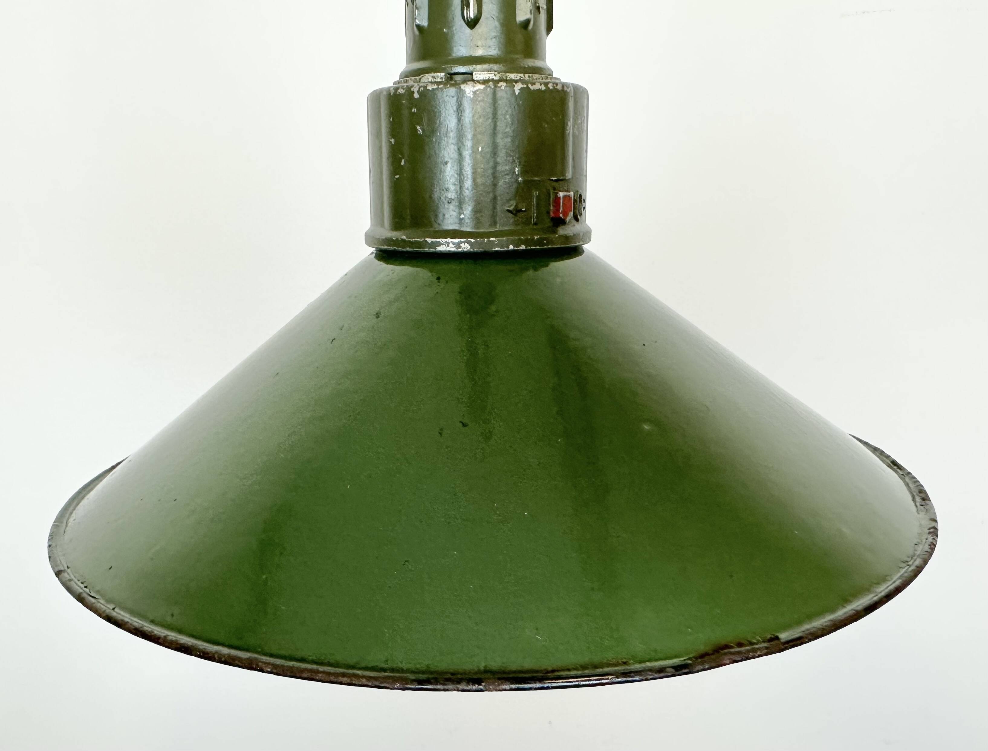 Industrial green enamel military pendant lamp with cast aluminium top, 1960s