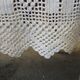 Dessus de lit / nappe / rideau ancien en crochet