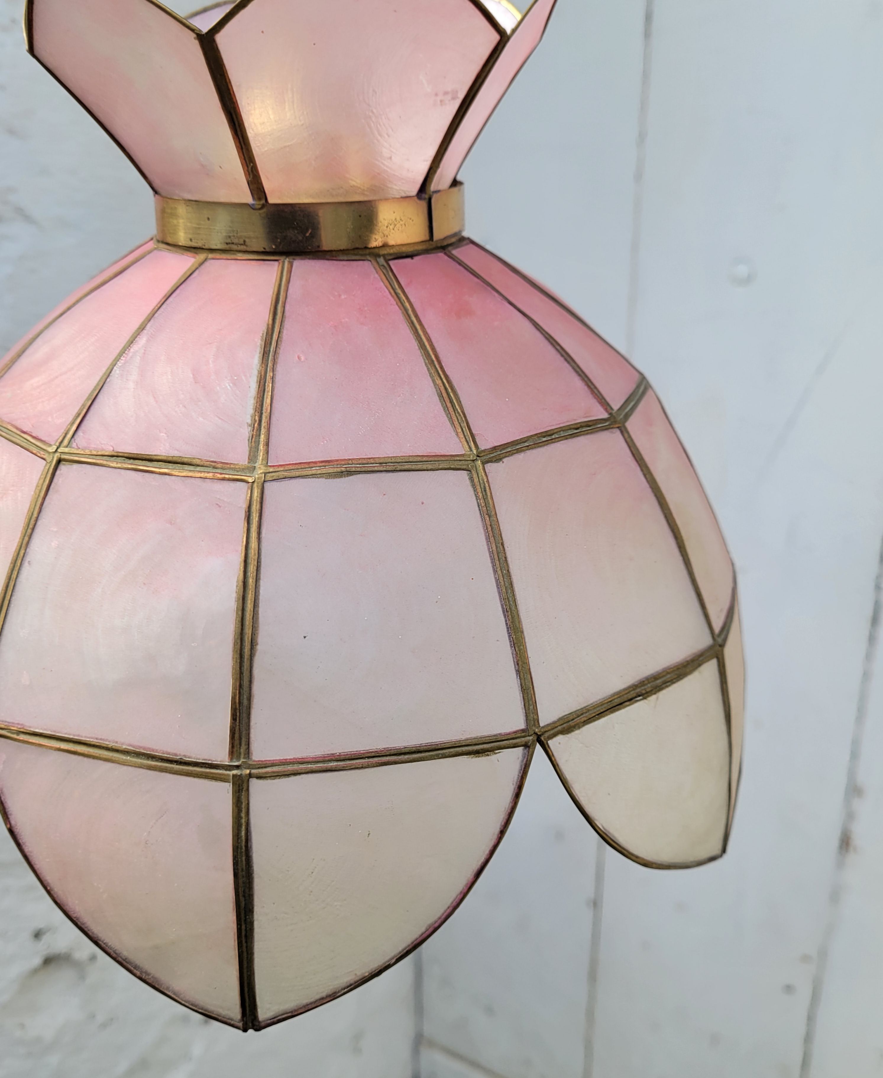 Suspension en laiton et nacre rose