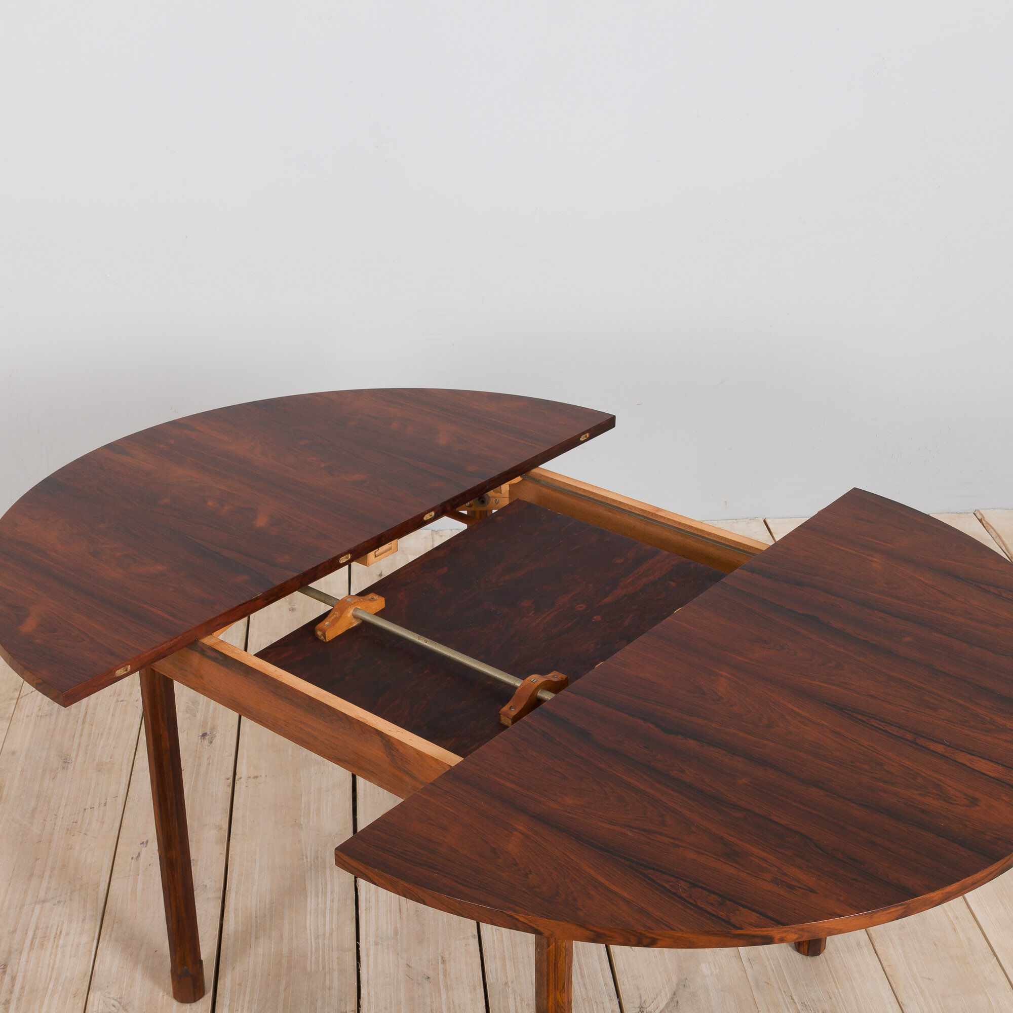 Italian mid century round extension dining table in Rosewood by Stildomus