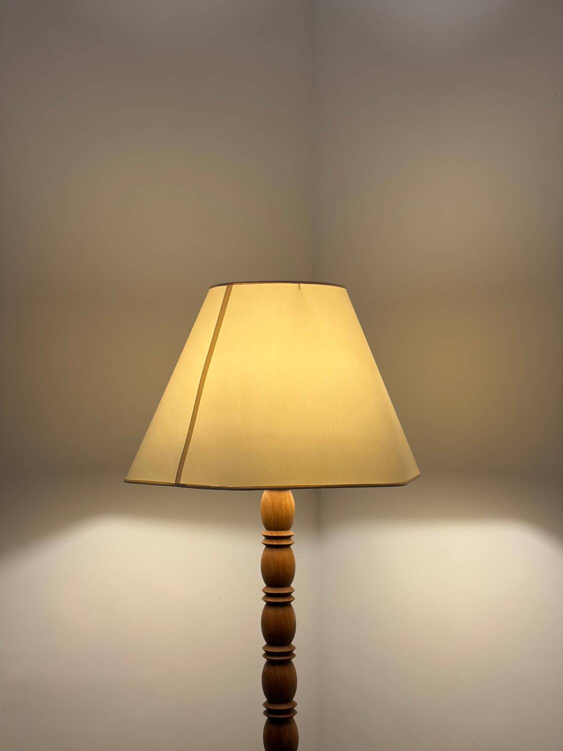 Lampadaire en bois tourné