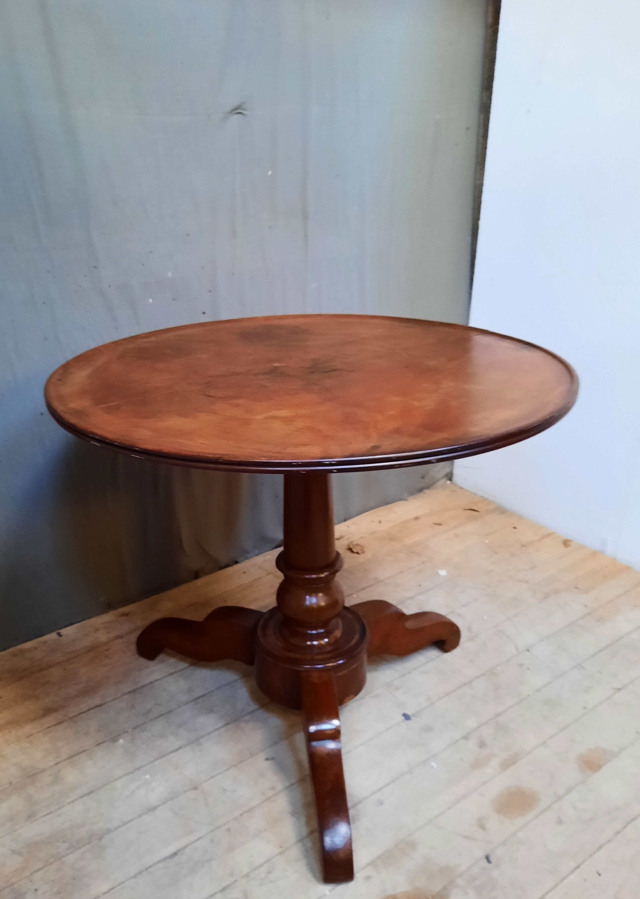 Gueridon Louis Philippe in mahogany with tilting top