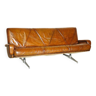 Vintage hand-dyed leather canapé, mid-century style.