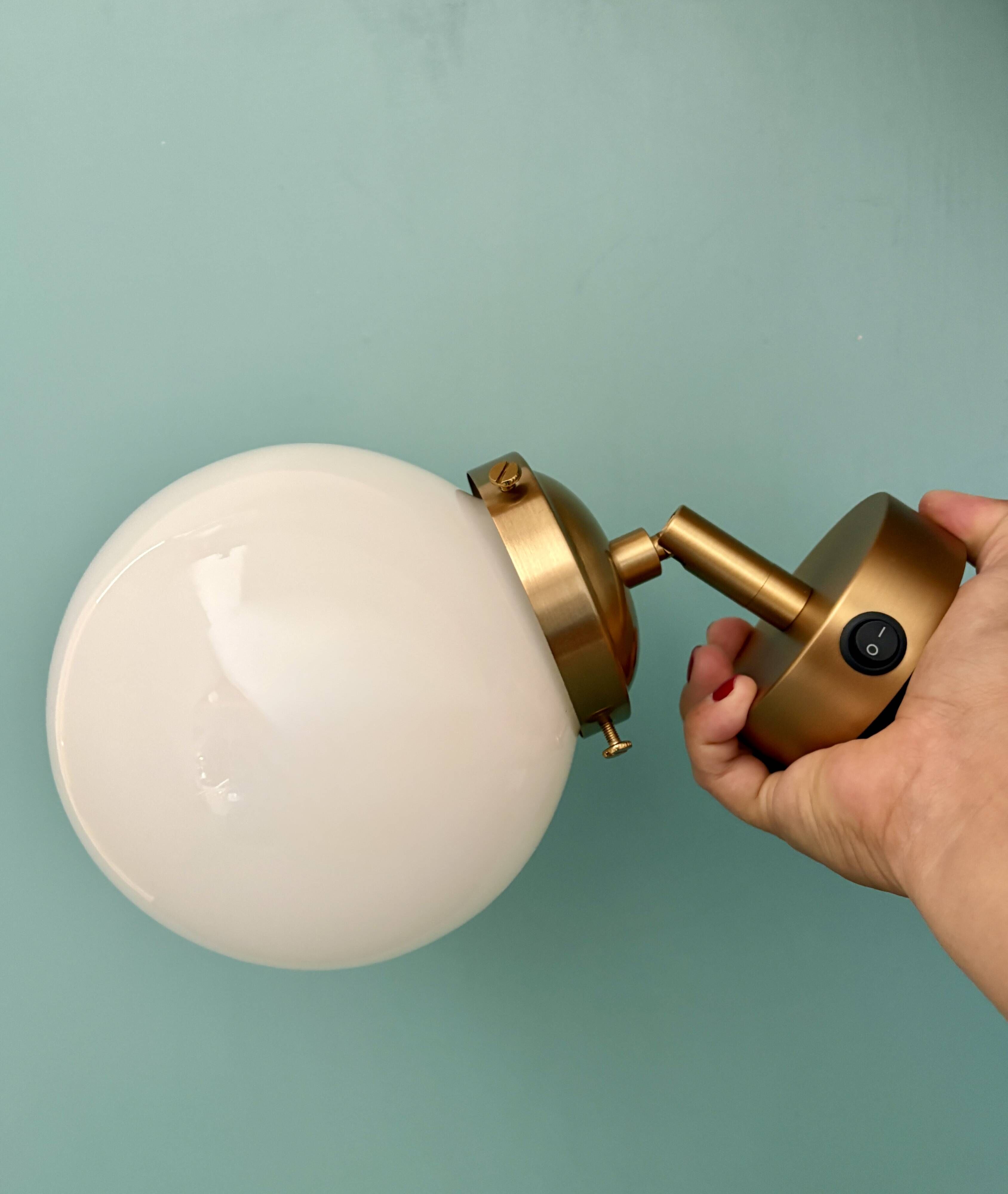 Applique globe vintage en opaline blanche