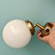 Applique globe vintage en opaline blanche
