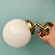 Applique globe vintage en opaline blanche