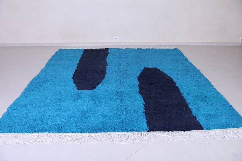 Handmade artisan rug in beige, size 150x250 cm.