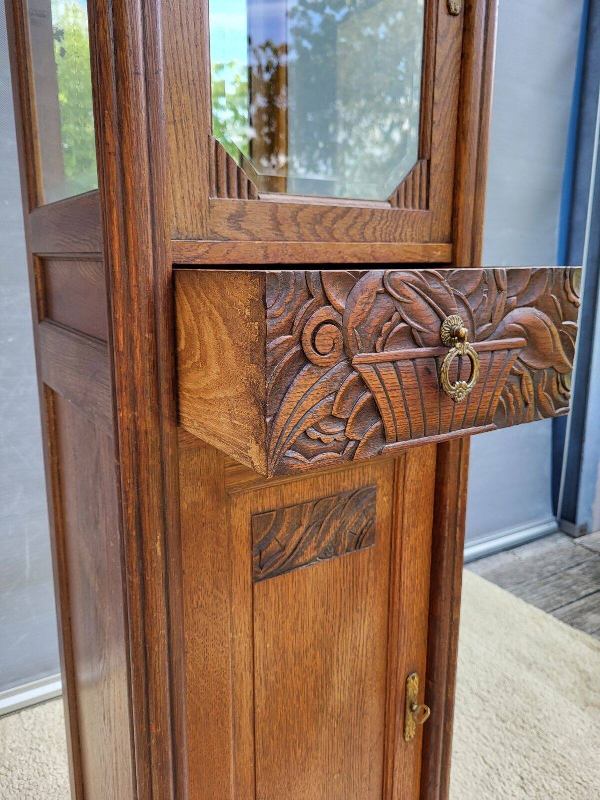Art Deco display column for jewellery and accessories.