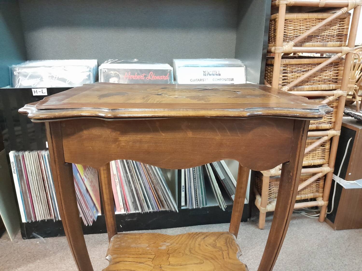Inlaid dressing table