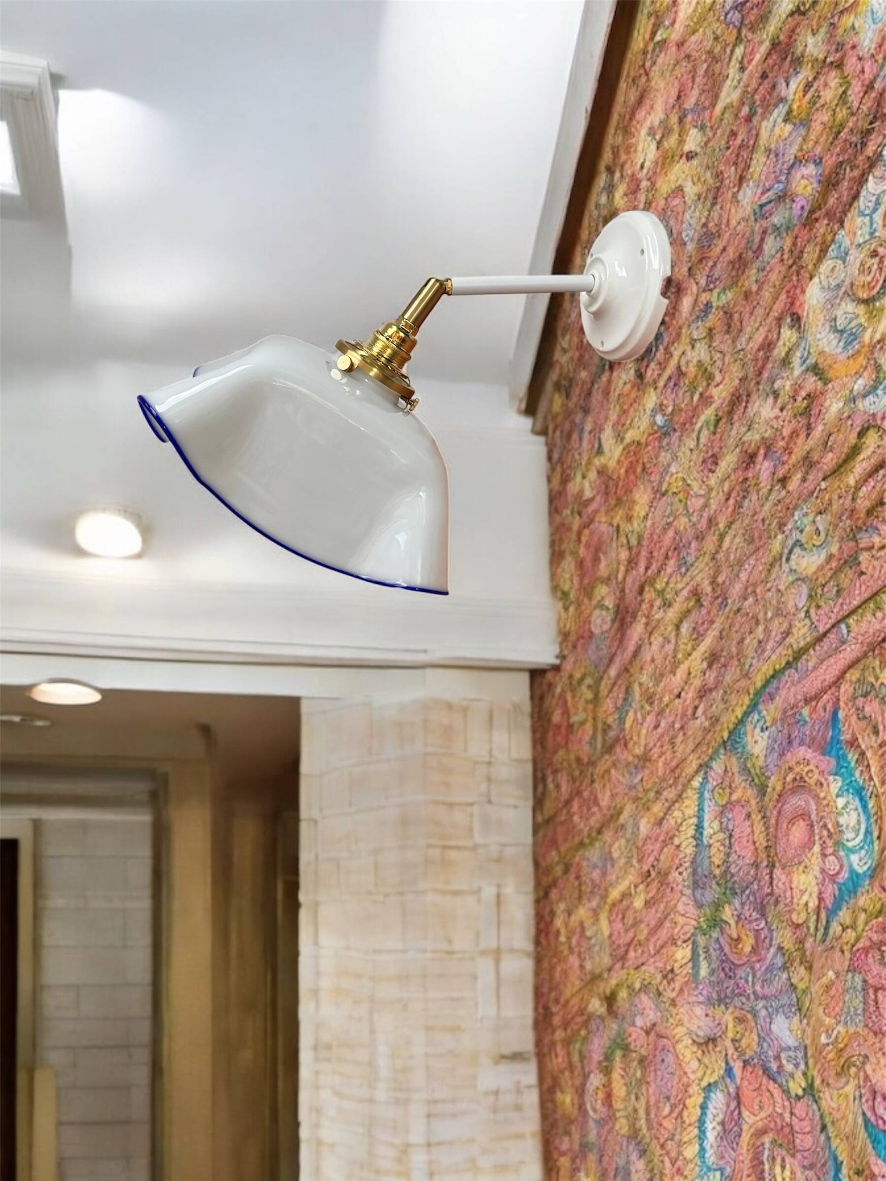 Applique murale vintage en opaline blanche à liseré bleu