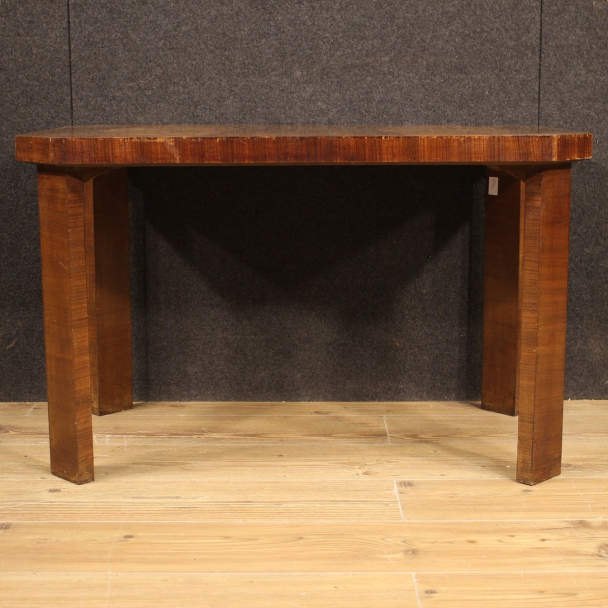 Table basse italienne en bois de noyer dans le style art déco