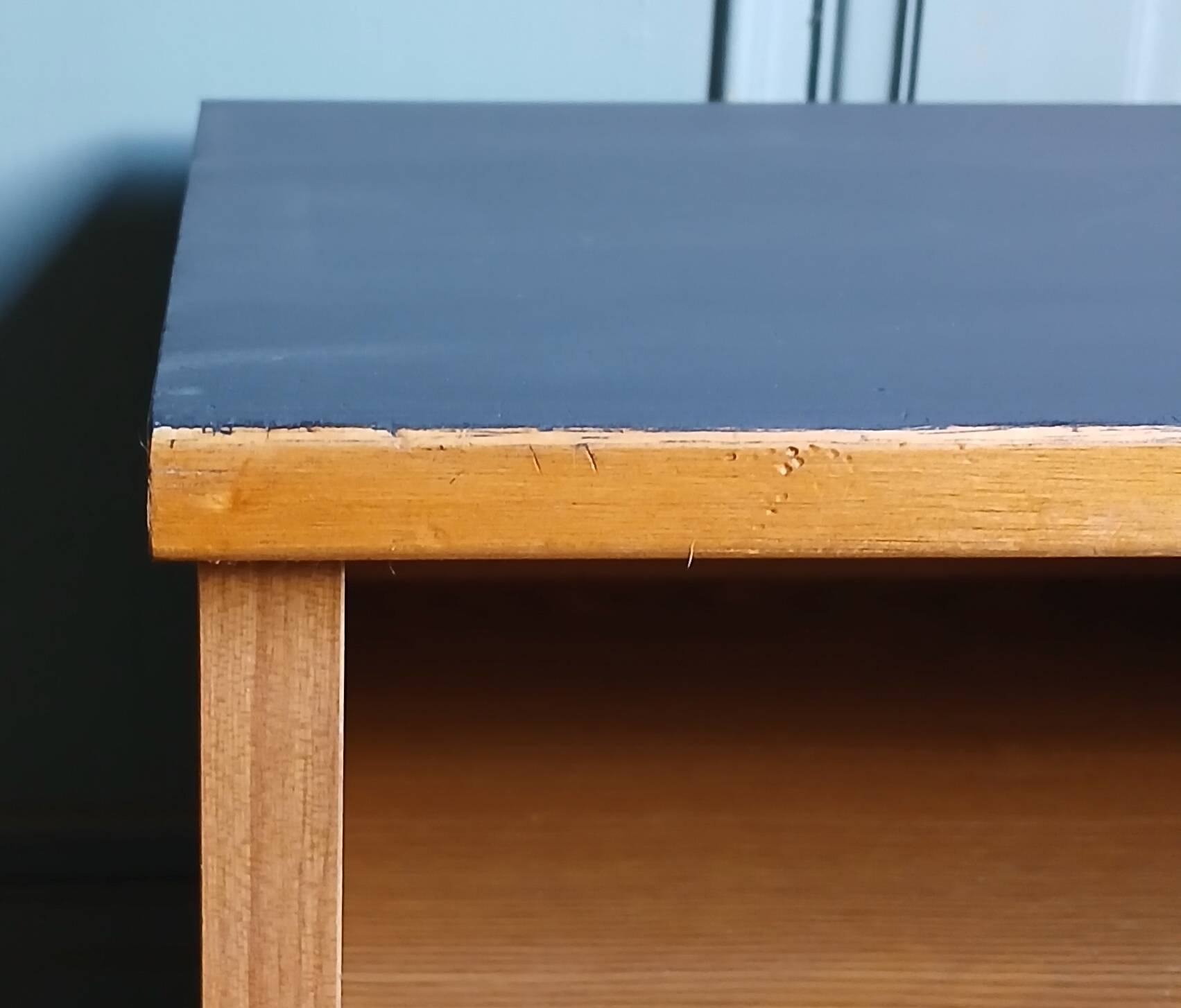 Brutalist bedside table in elm & laminate simat (doubinski brothers). 80's