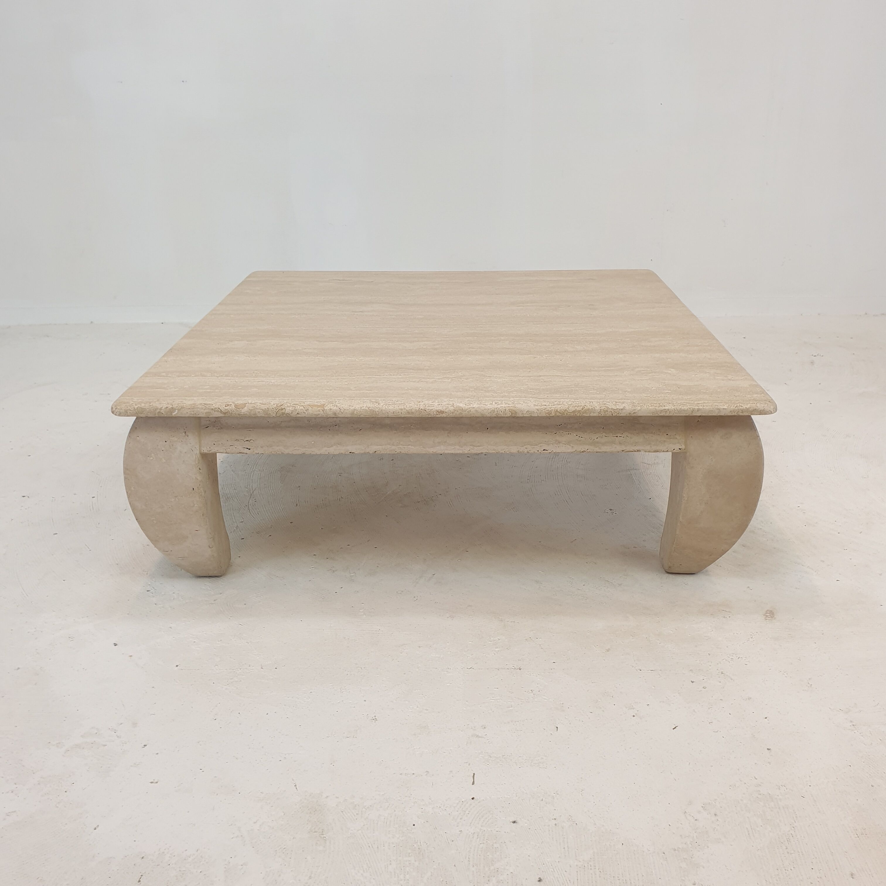 Table basse en travertin italien "Opium", années 1980.