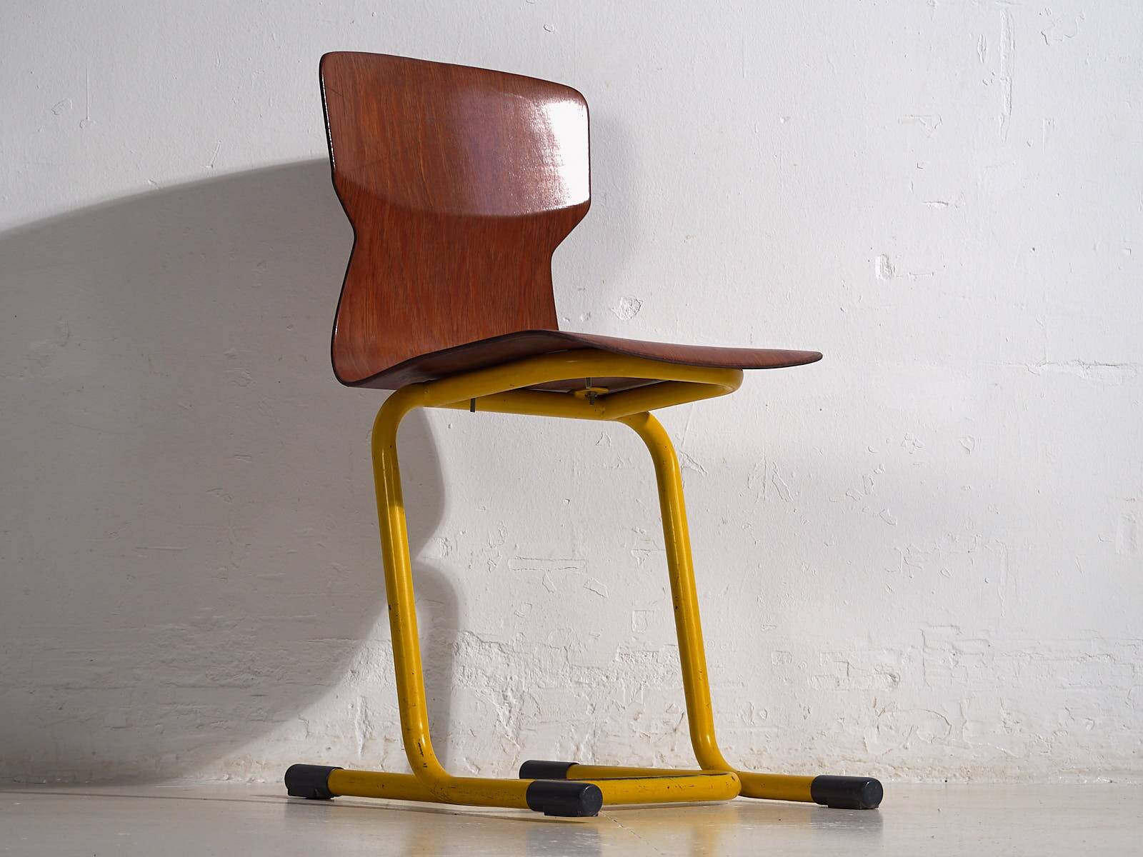 Retro yellow dining chairs (circa 1950). Set of 4 pieces.