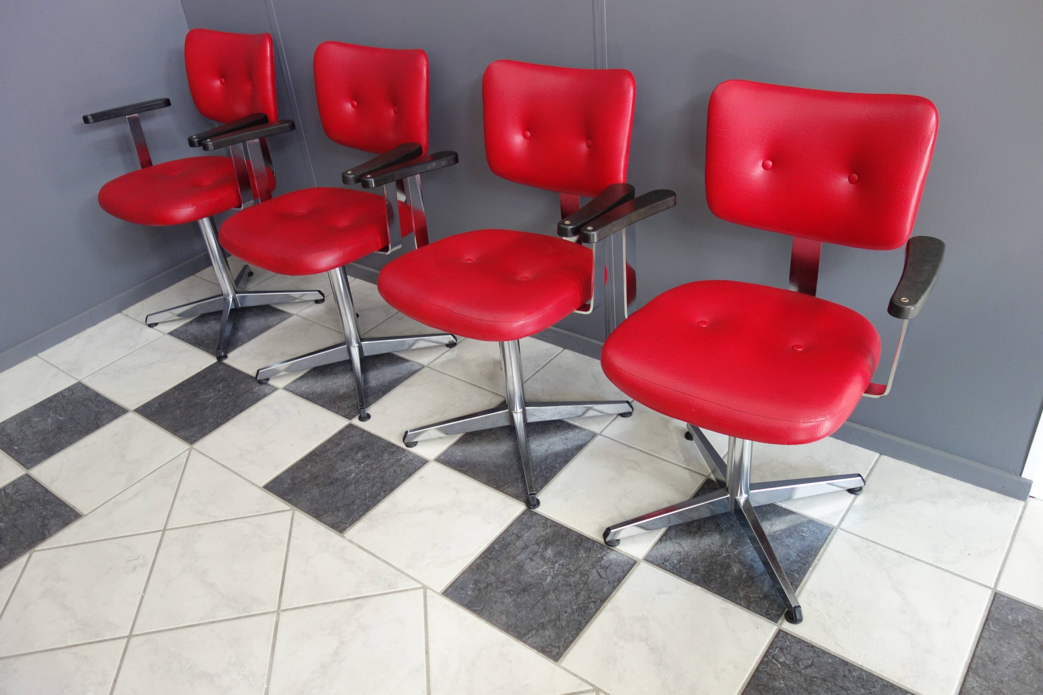 Quatre chaises de barbier en cuir rouge des années 1960 avec accoudoirs bakelite