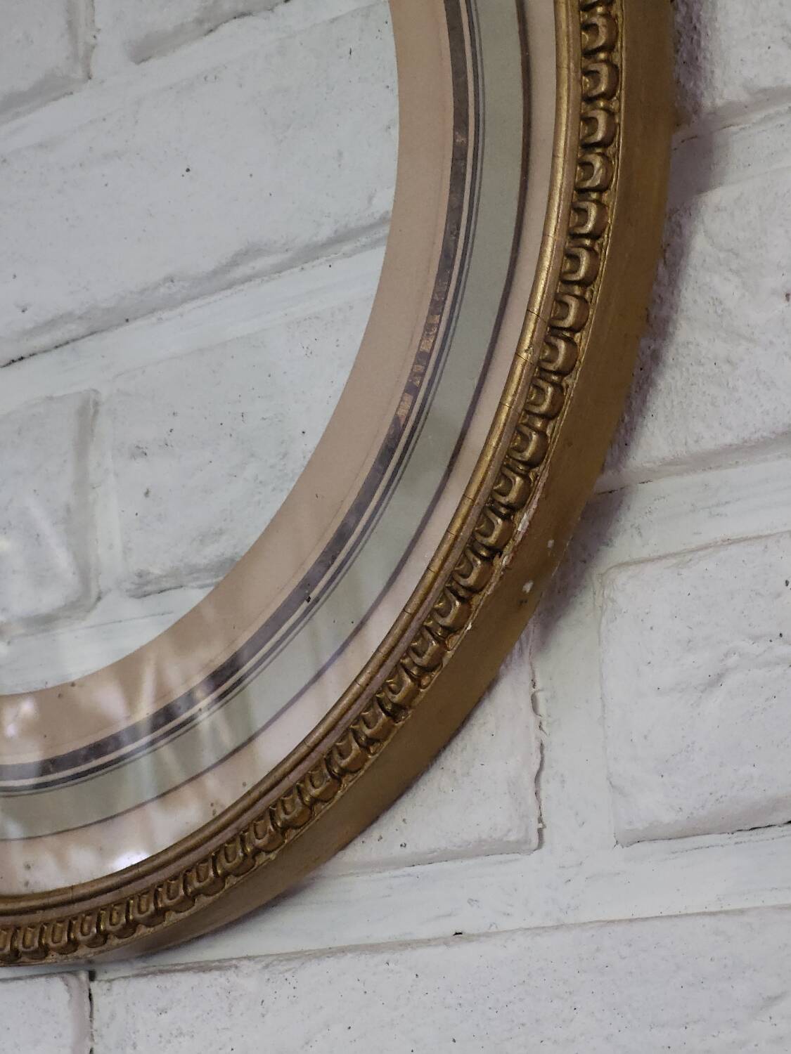 Round gilded wooden frame