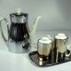 Cafetière avec couvercle chauffant isolé en métal en ensemble avec pot à lait et sucrier, Vintage