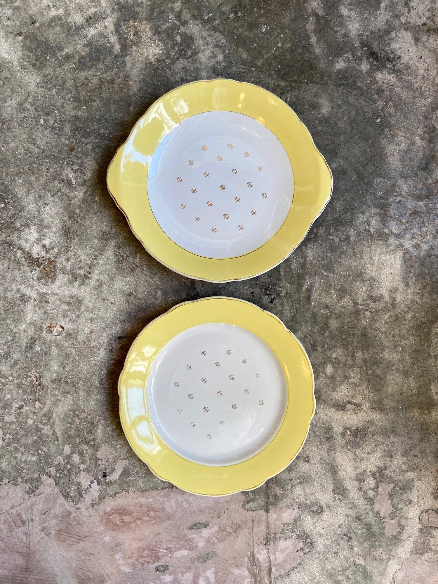 2 plats ronds Luneville en faïence jaune et dorée, service "Josette"