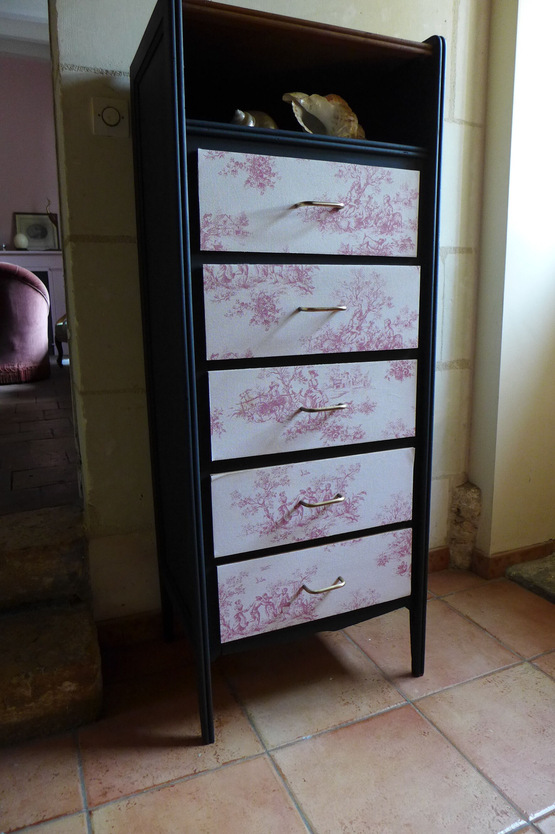 Chest of drawers in black and toile de Jouy