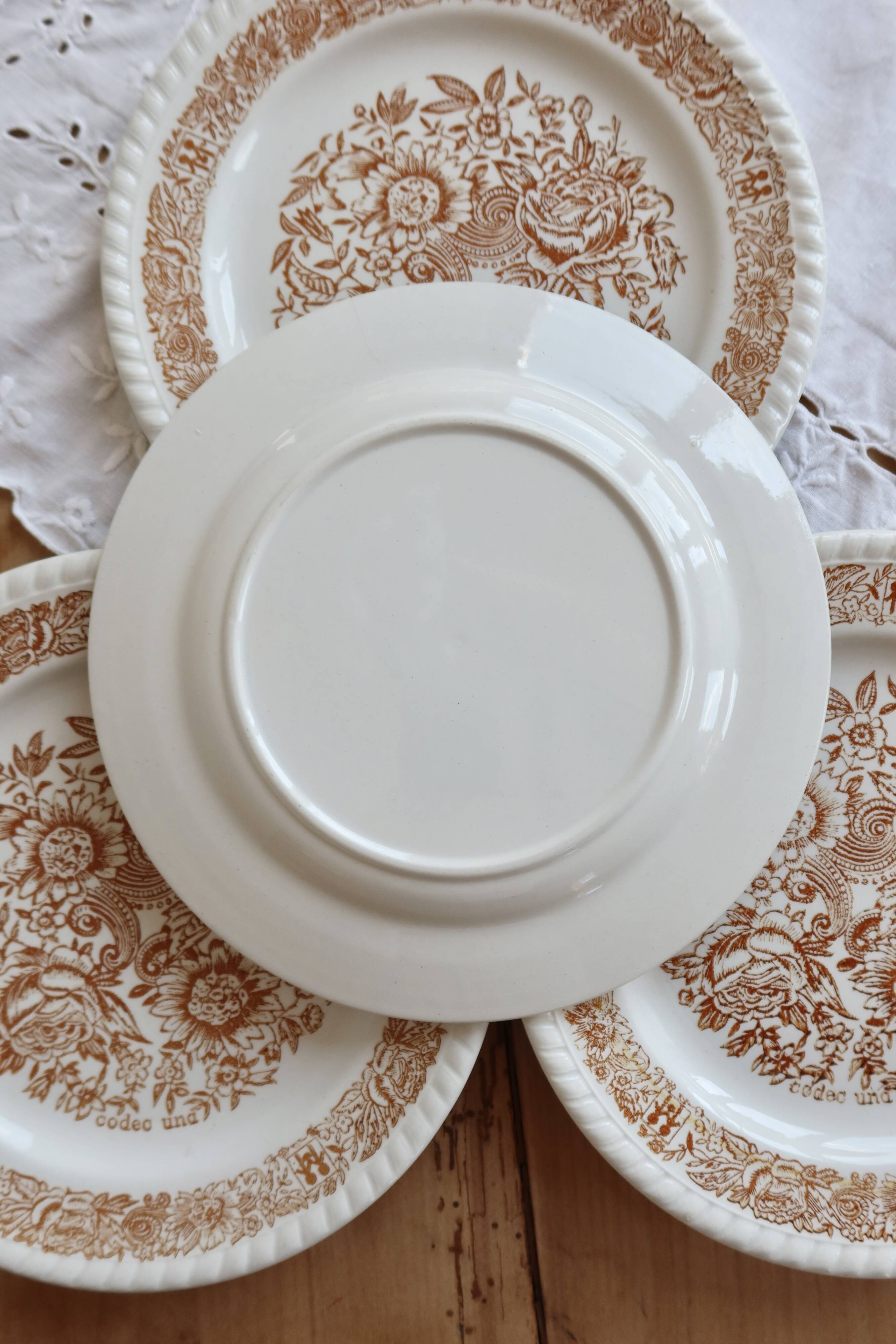 4 assiettes à dessert vintage fleuries – Codec – Décor brun rustique