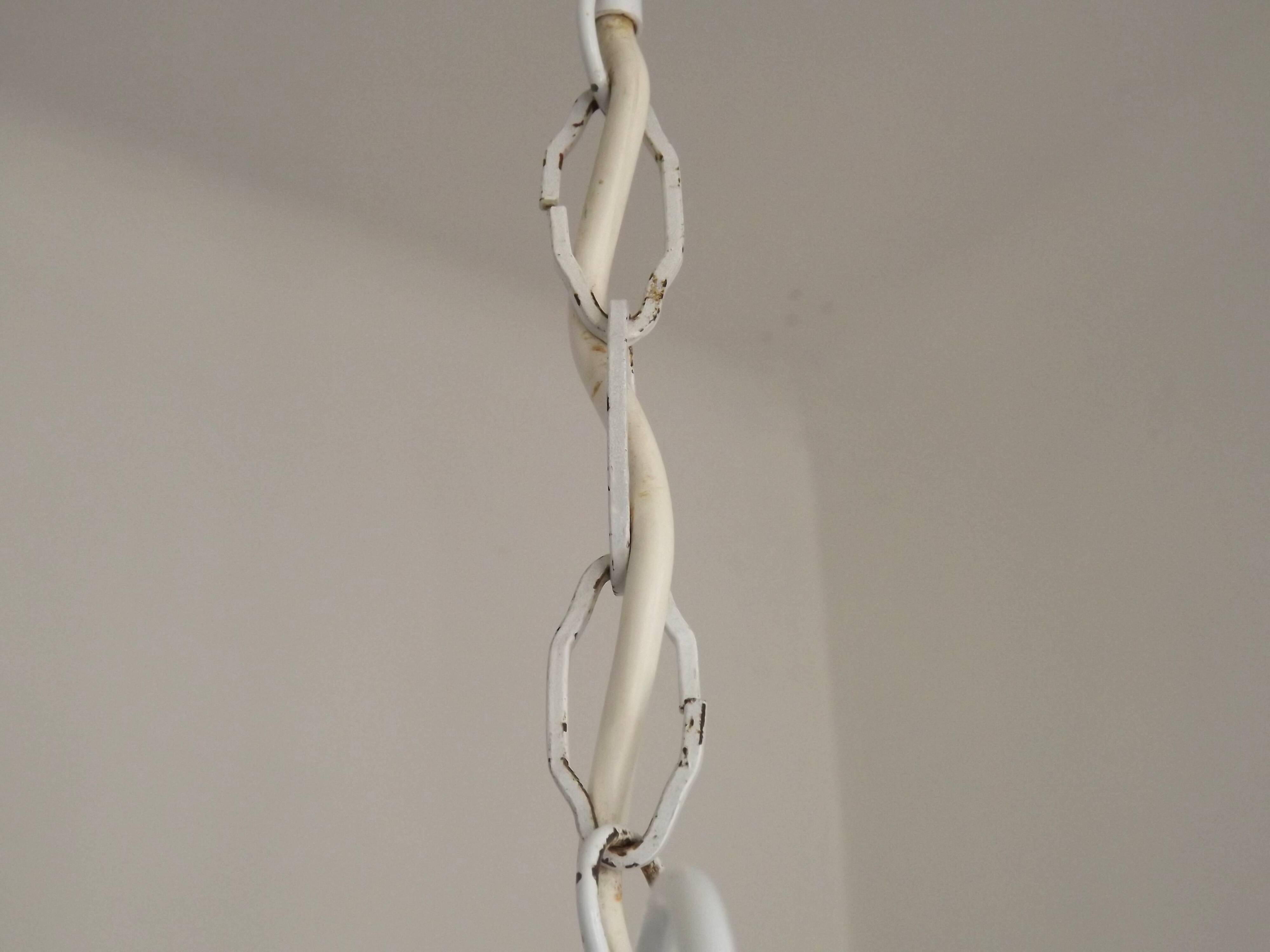Chandelier vintage en métal blanc à 5 lumières avec des fleurs de glycine roses.