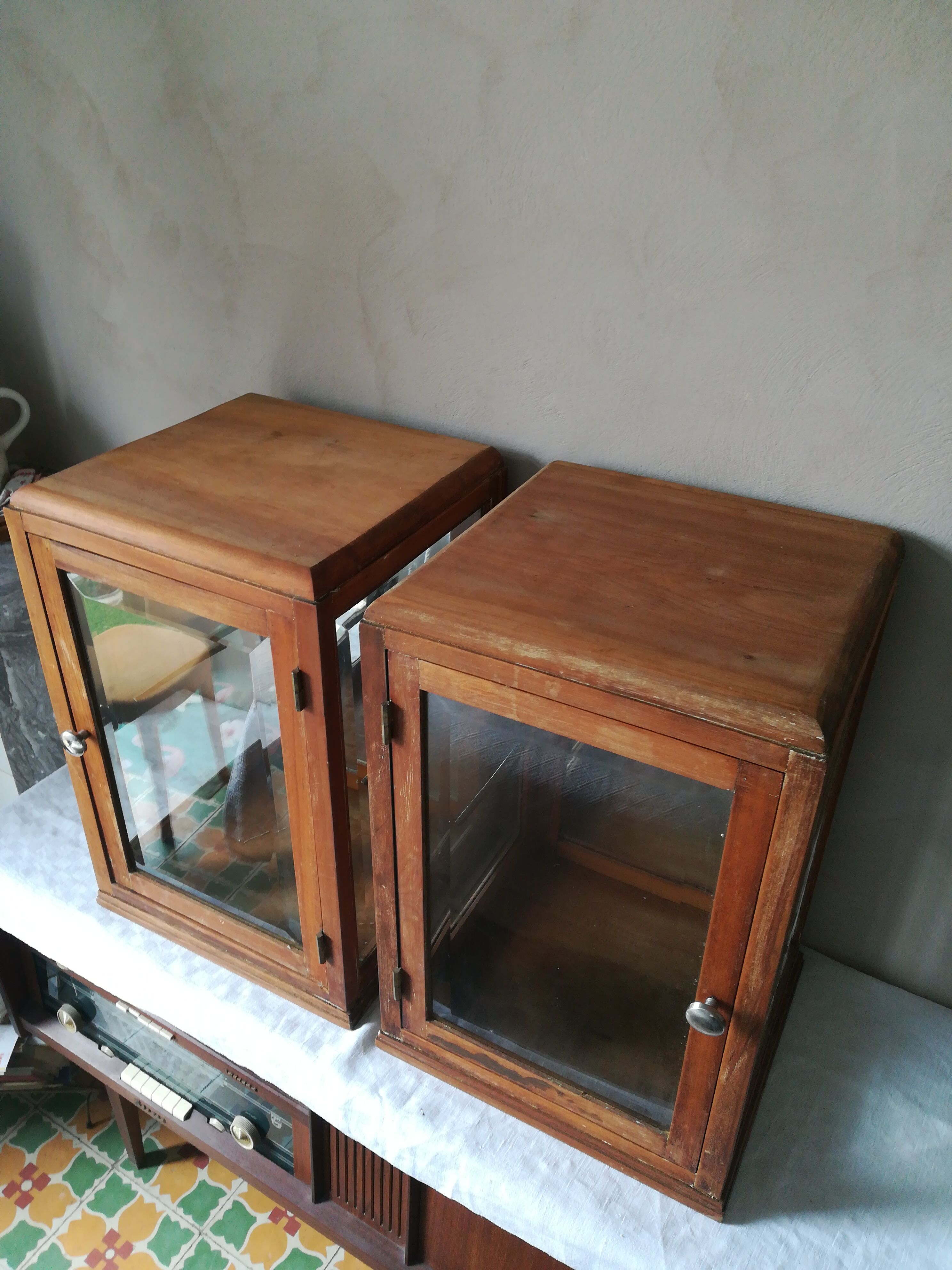 Paire de vitrines en noyer art deco