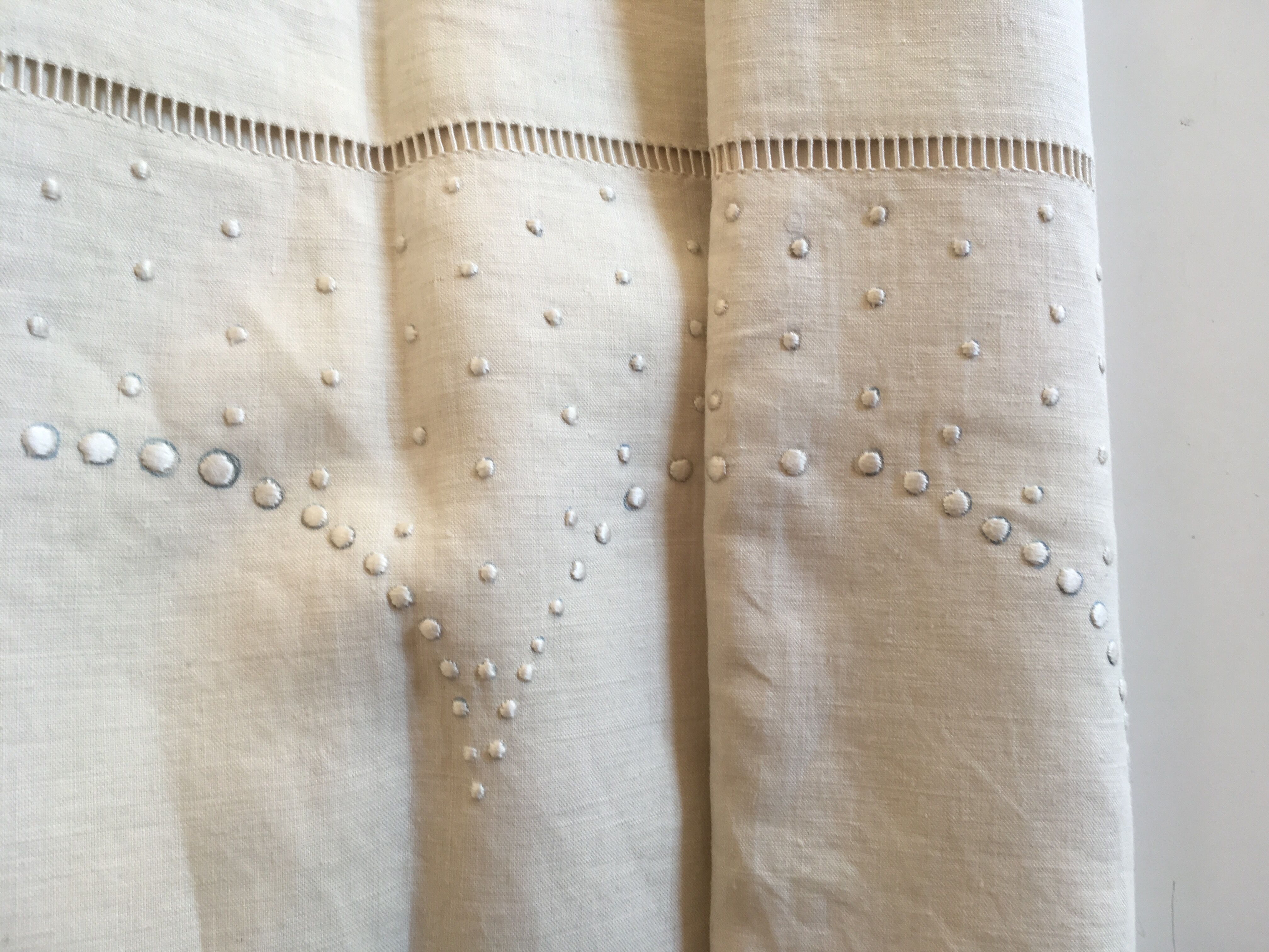 Drap et taies trousseau de réserve en fil de lin brodé de perles