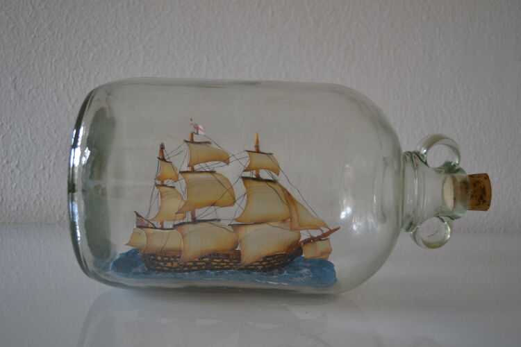 Ancien diorama bateau voilier en grosse bouteille de verre