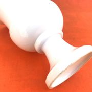 Vase sur piédouche en céramique blanche émaillée