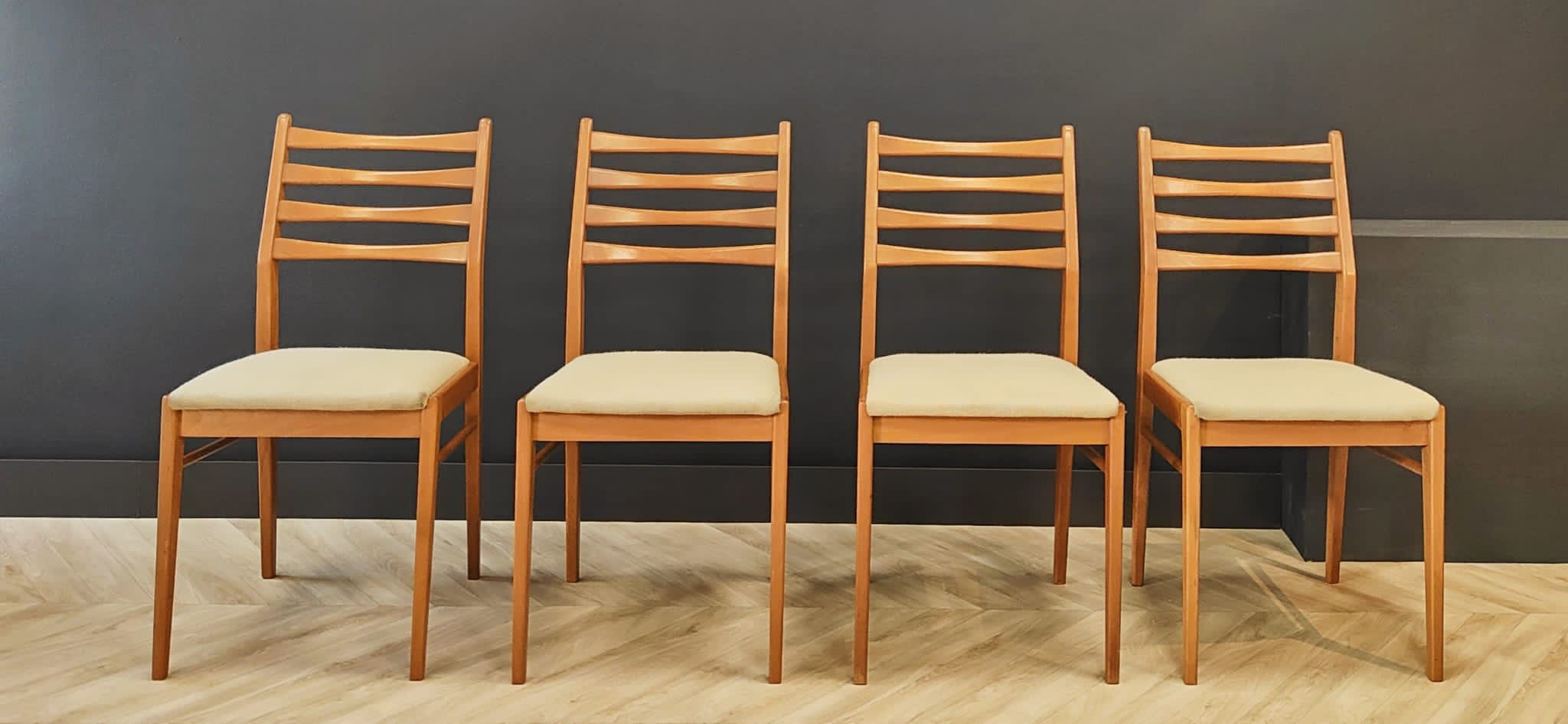 Set 4 dining table chairs