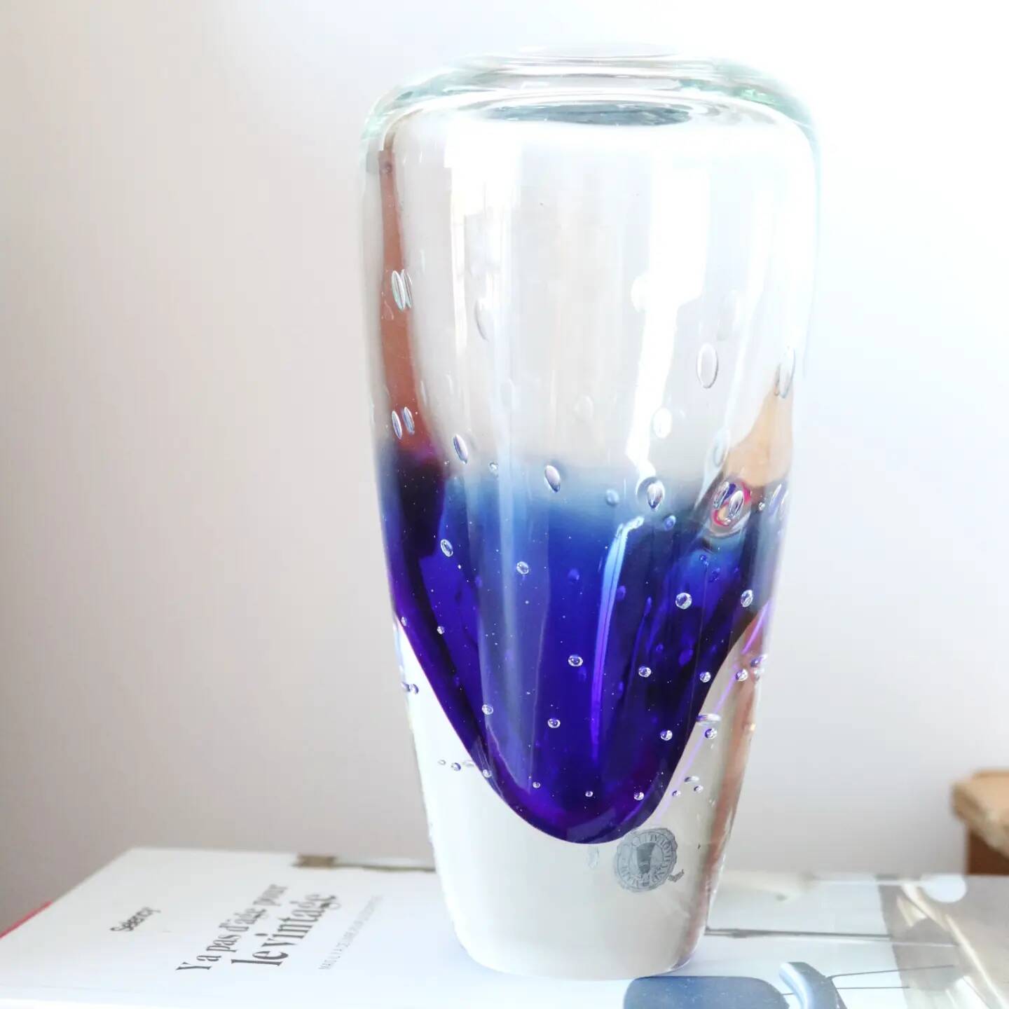 Murano vase in blue and white bubble glass