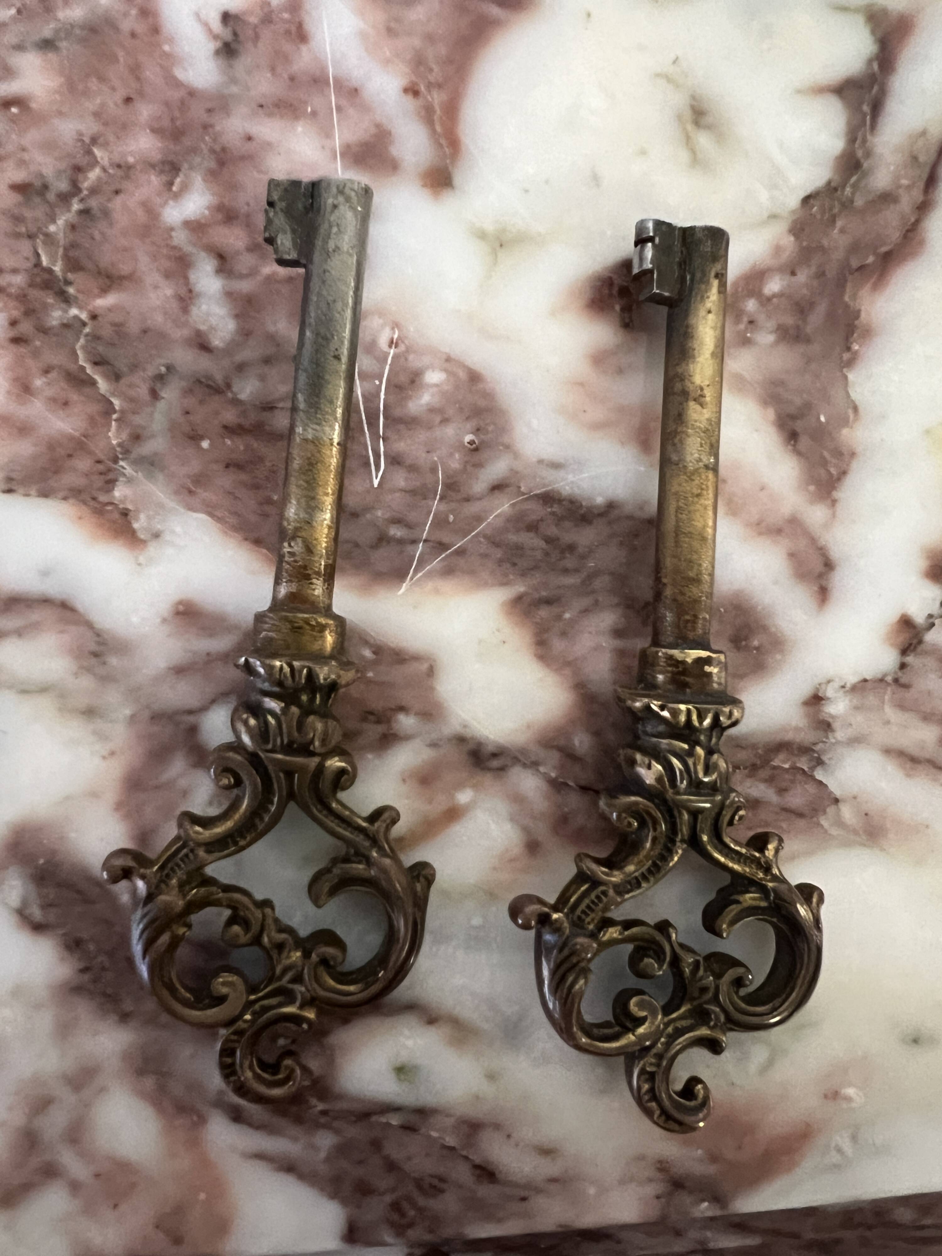 Louis XV style inlaid chest of drawers