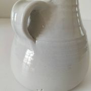 Pichet en grès blanc tourné main – céramique artisanale signée