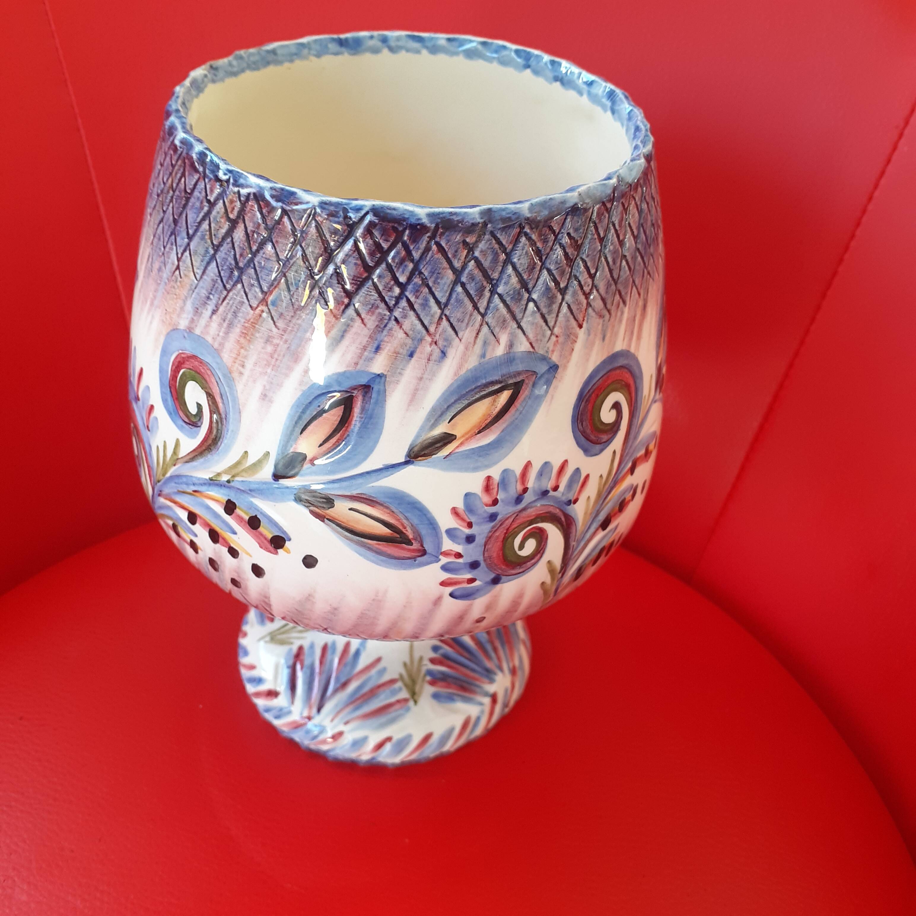 Shower foot vase, hand painted. Rochefort on earth.Leray.