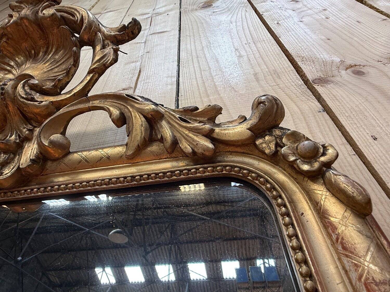 Mirror from the mid-19th century with a pediment — Louis-Philippe period — Gilded stucco wood