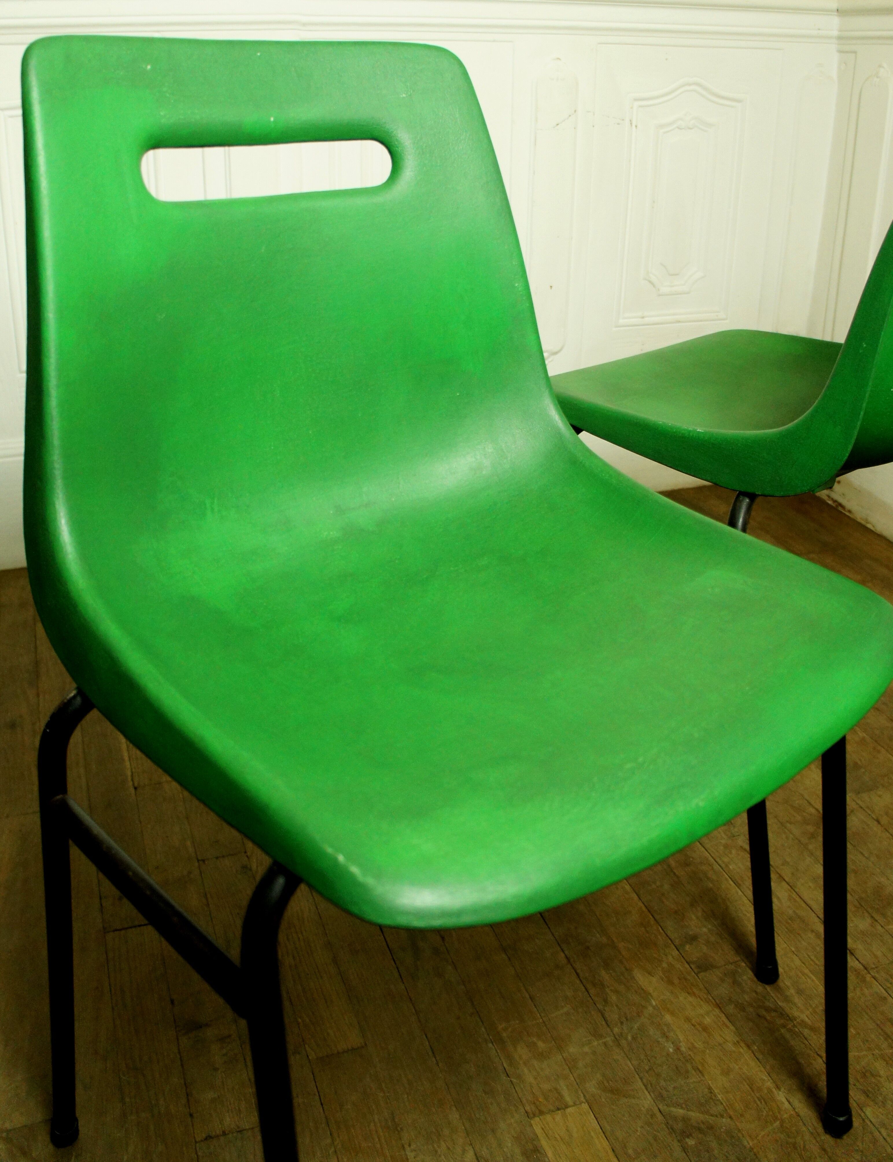 Pair of stackable Grosfillex M4 hull chairs