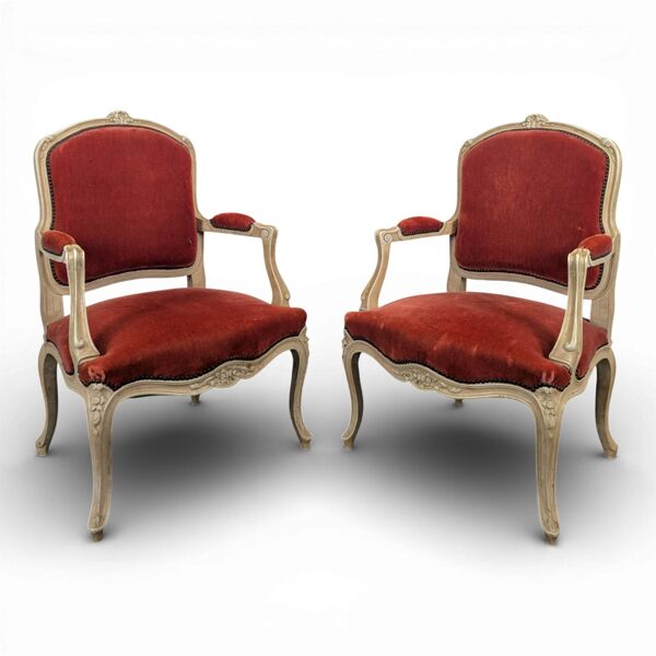 Paire de fauteuils cabriolets rouges de style Louis XV