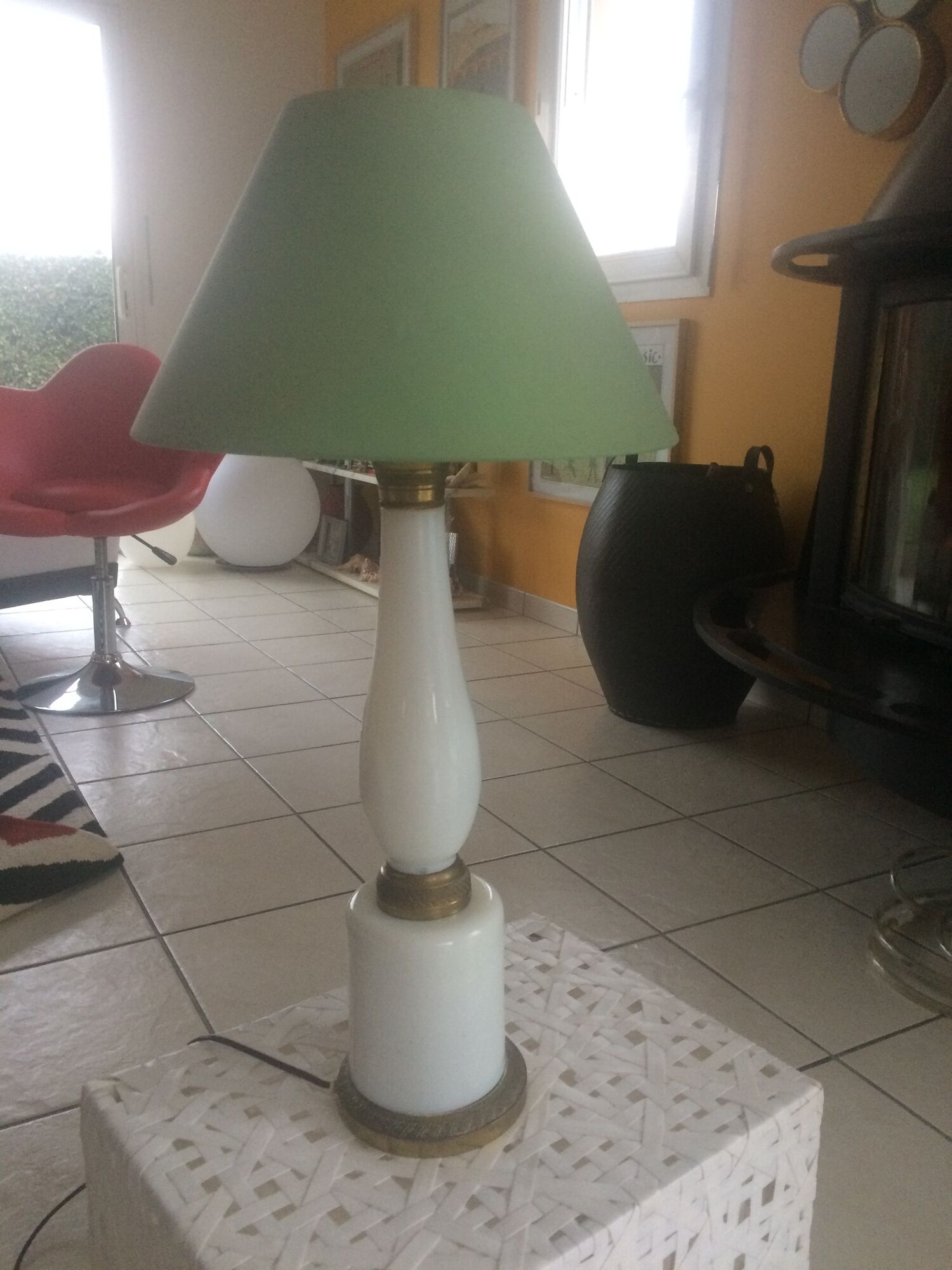 Bronze lamp from the end of the 19th in white opaline and strappings