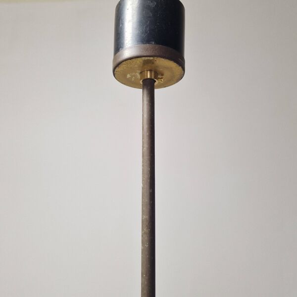 Suspension Mid-Century en verre opale et laiton, Italie années 1960.