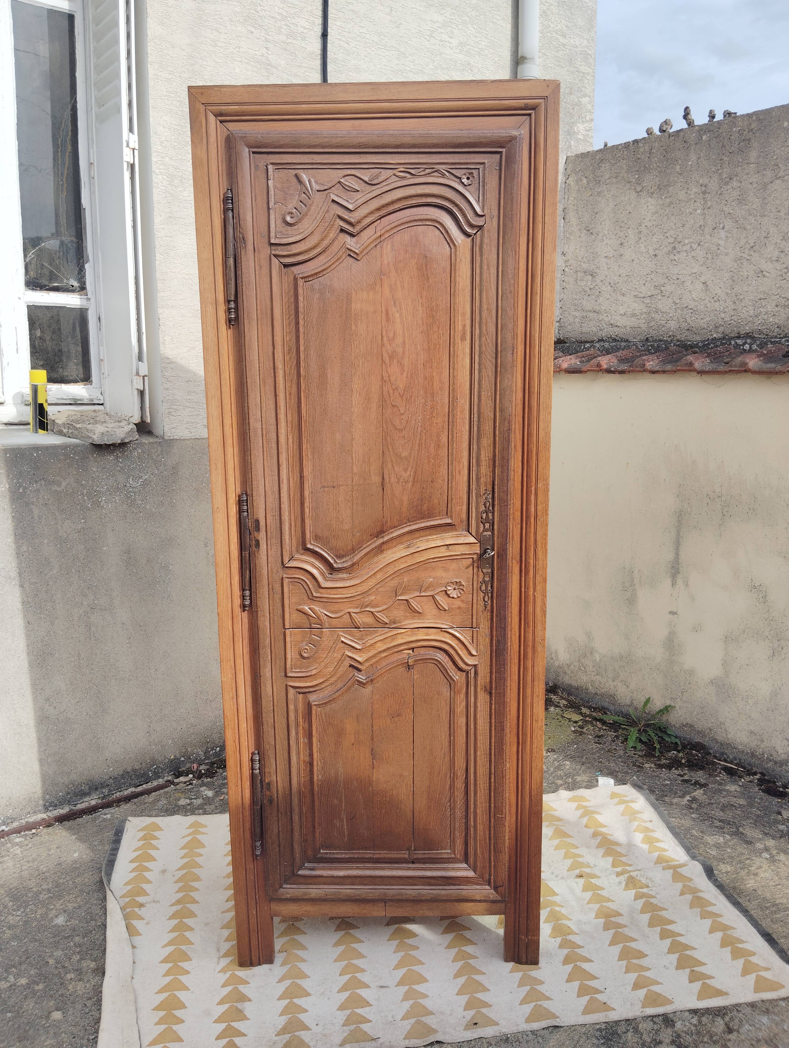 Antique oak bonnetière