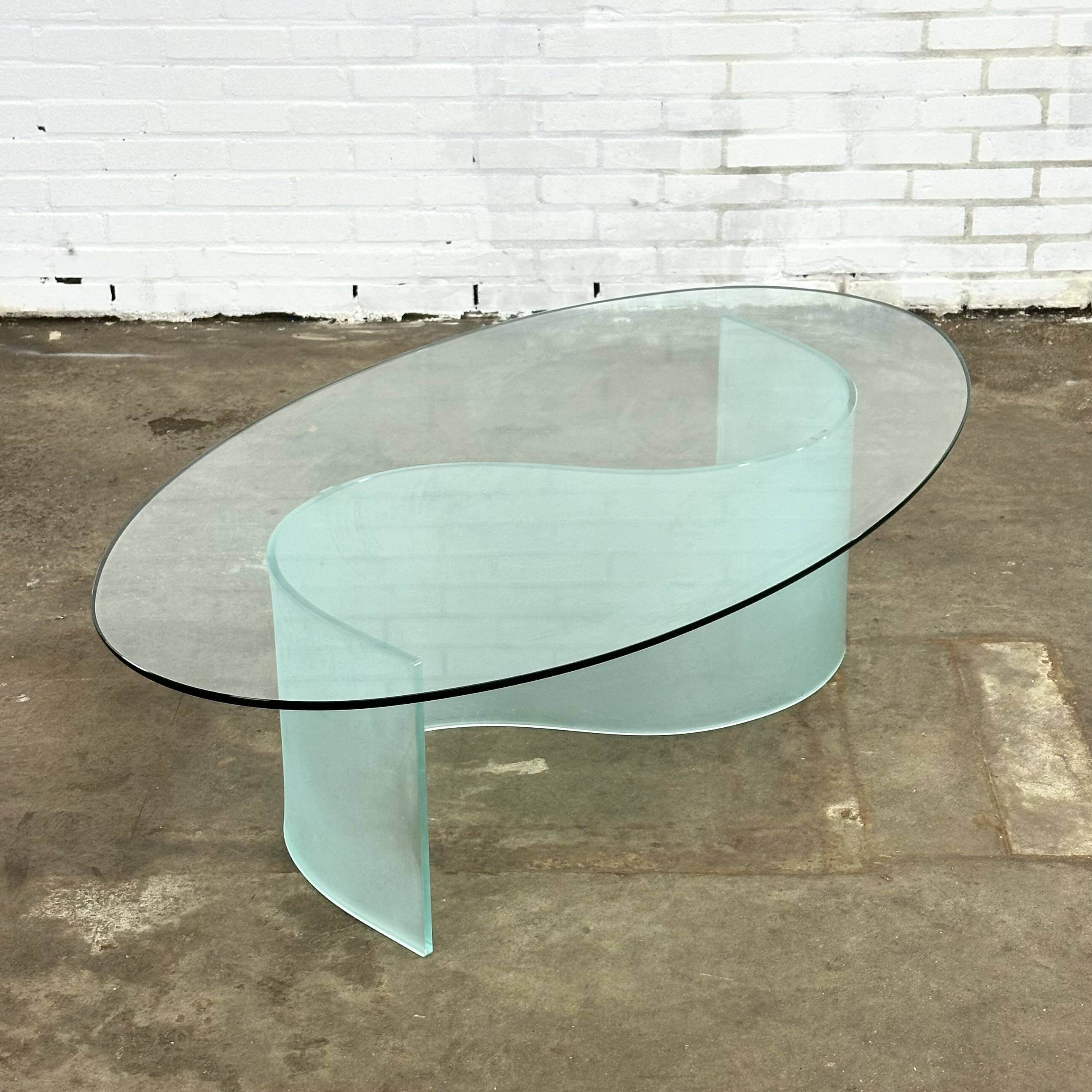 Table basse ovale en verre avec pied en forme de vague