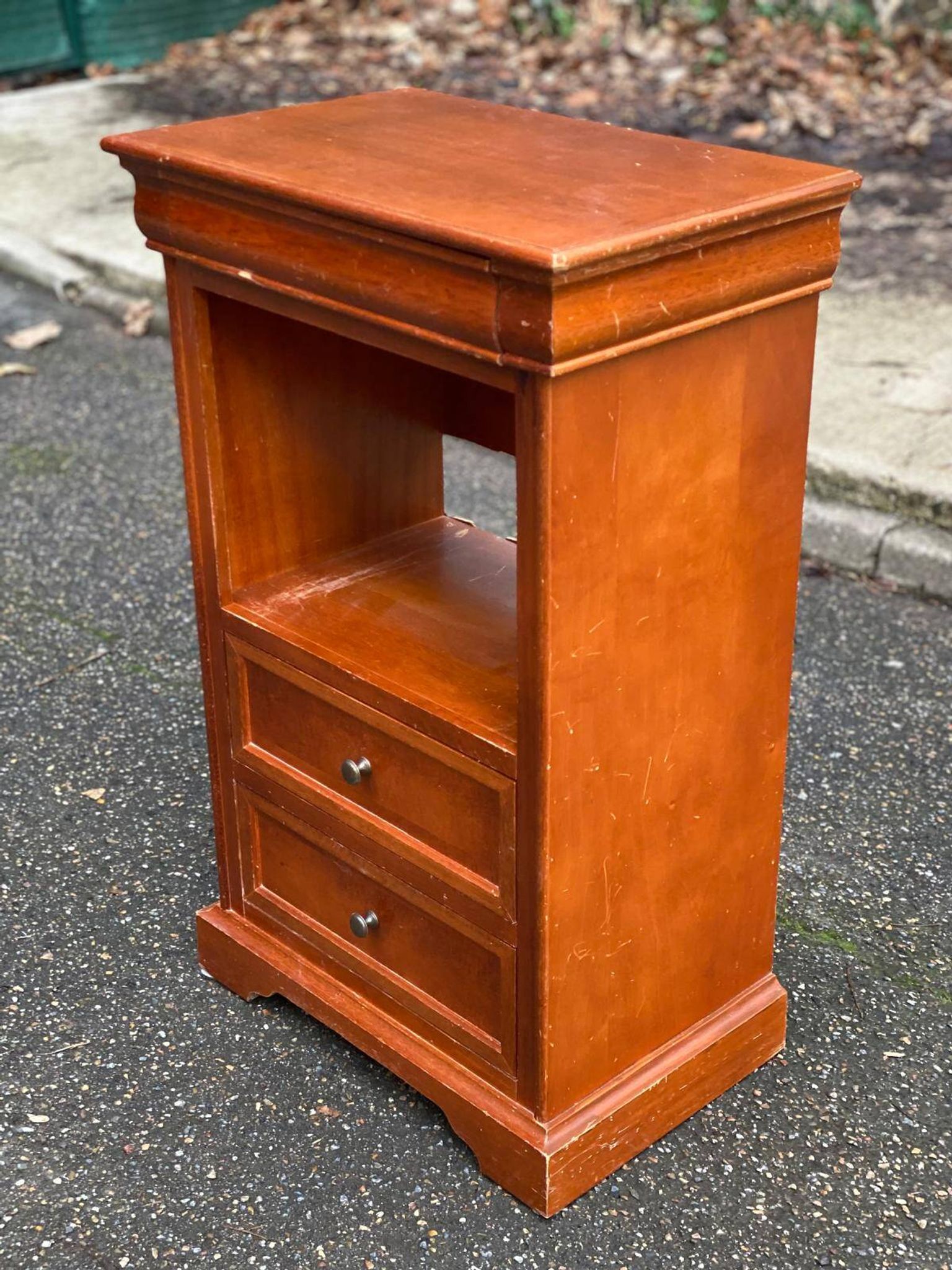 Louis Philippe chest of drawers in solid wood with 3 drawers.