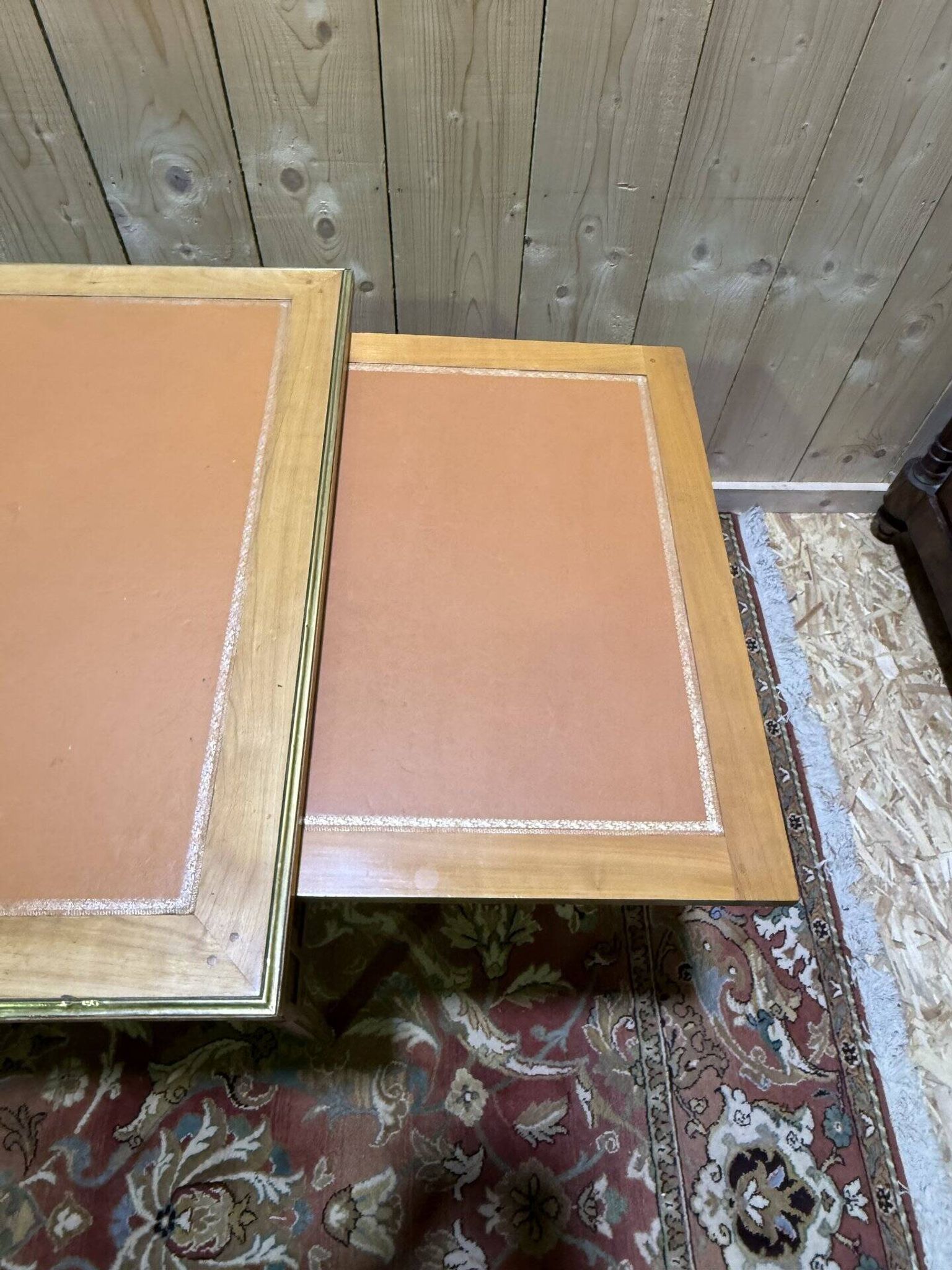 Bureau plat de style Louis XVI en merisier et cuir