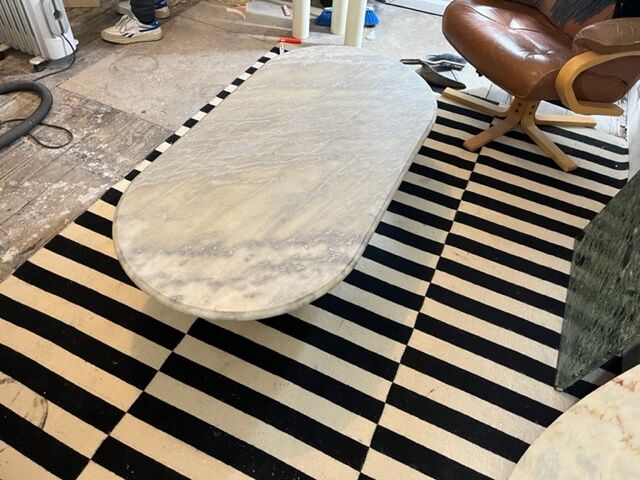 Table basse en marbre gris et pieds acier