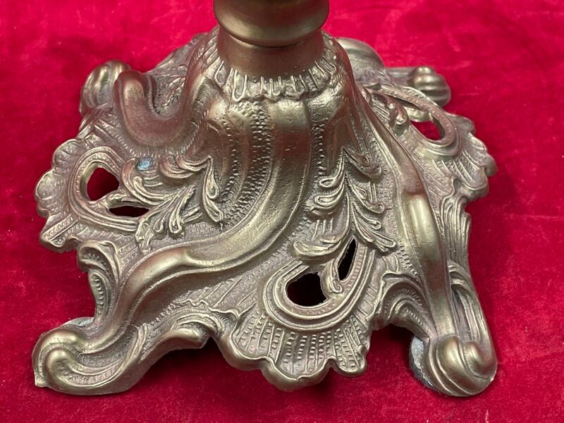 Lampe à pétrole réservoir verre cathédrale pied bronze louis xv rocaille 54 cm