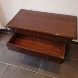 Colonial-style back-up furniture