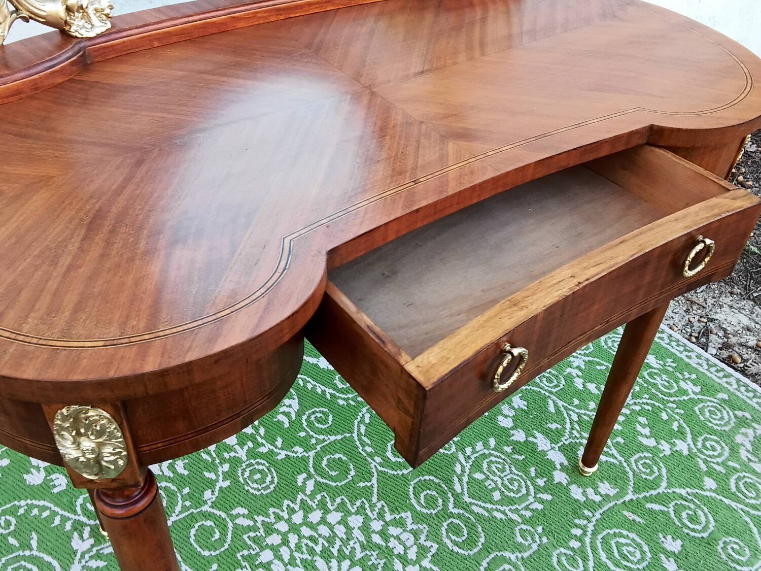 Kidney dressing table