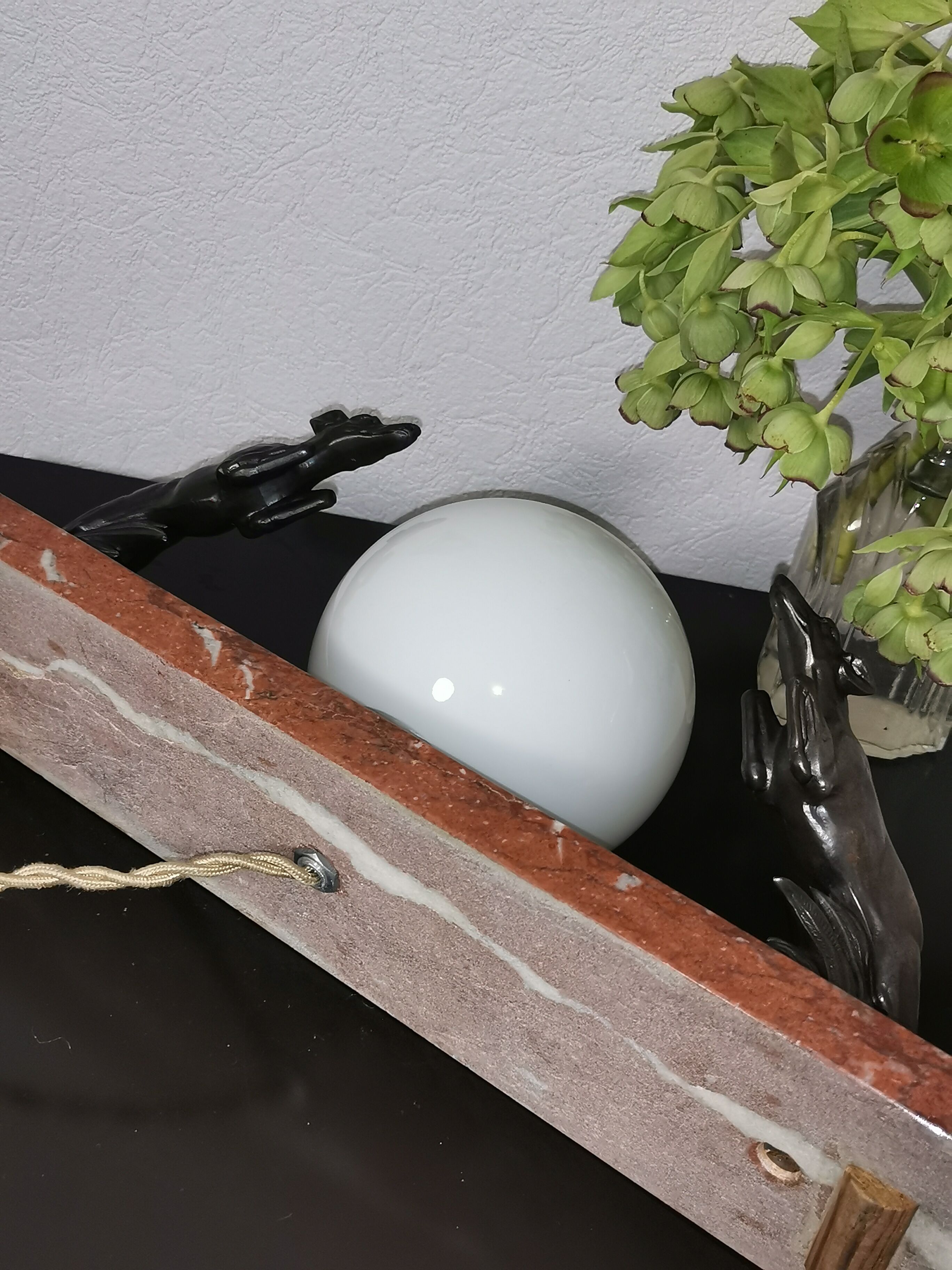 Art deco lamp, marble, globe, opaline and greyhounds in regulation, 1930