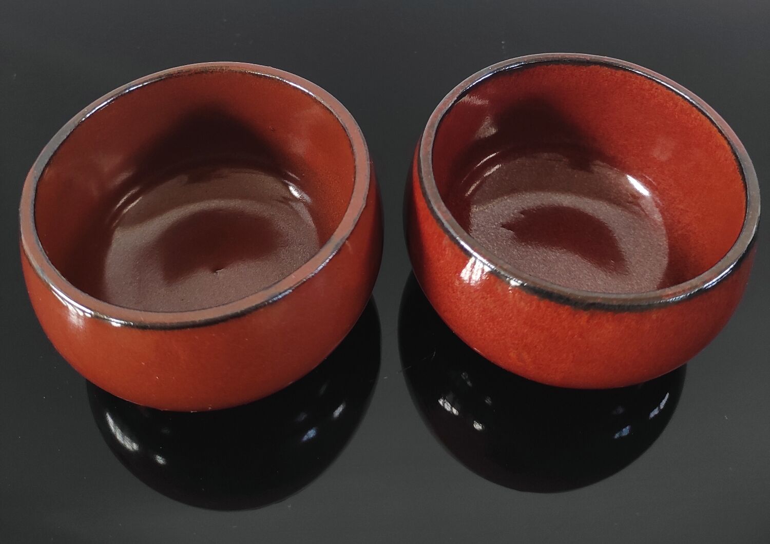 Duo de coupelles vintage en céramique rouge émaillée