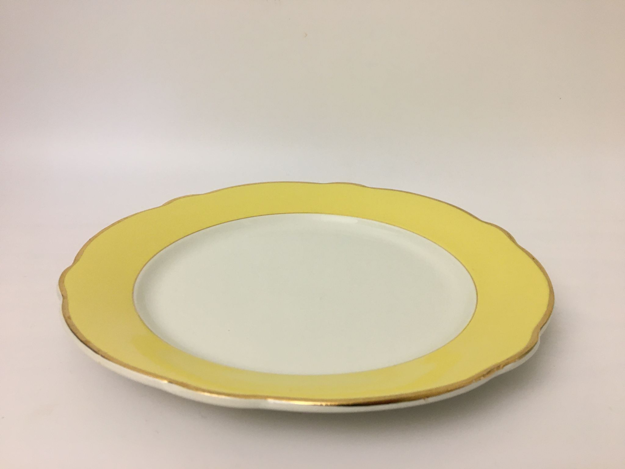 Round serving dish "K&G Lunéville Badonviller" Daffodil model